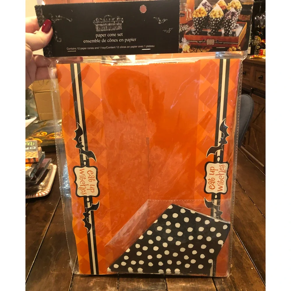 NWT HALLOWEEN PARTY Eat Up Witches‎ Popcorn Candy Cones and Display Box
